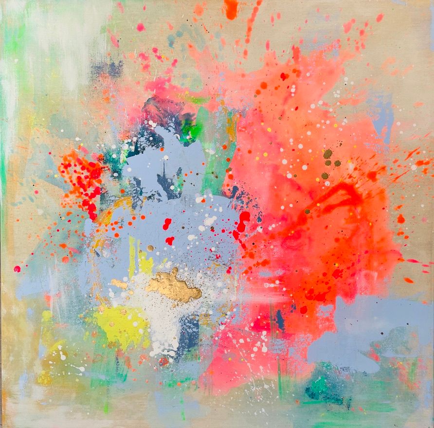 Expressives, abstraktes Acrylgemälde von Diana Gumz. Auf der Leinwand trifft ein kühler, hellblauer Farbfleck auf eine wilde, neonrote und pinke Farbexplosion. Mit vielen Farbspritzern und goldenen Highlights.