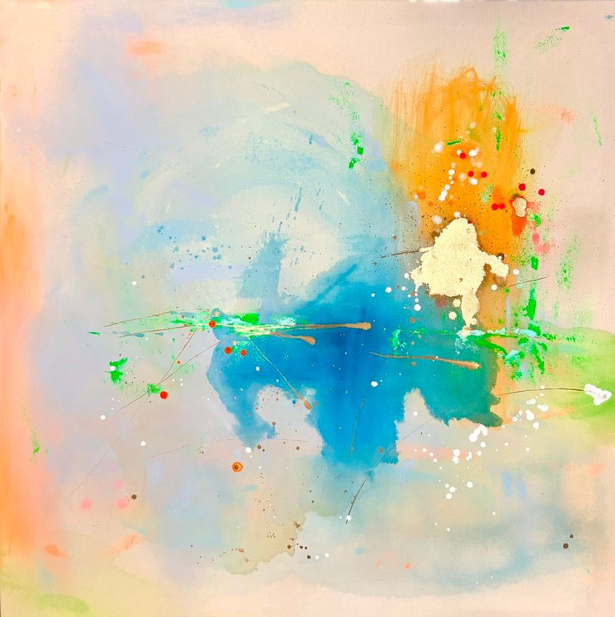 Großformatiges, abstraktes Acrylgemälde (100x100 cm) von Diana Gumz mit dem Titel 'WITHIN'. Das Bild zeigt weiche, fließende Farbverläufe in sanftem Blau, kräftigem Orange und Pastelltönen mit feinen Farbspritzern.