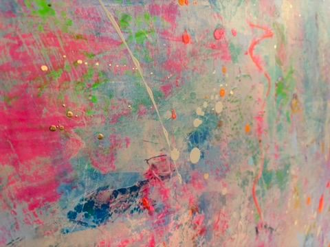 Nahaufnahme des abstrakten Gemäldes, die die dicke Textur der Acrylfarbe, feine Kratzspuren und leuchtende Farbspritzer in Pink, Grün und Blau auf der Leinwand zeigt.