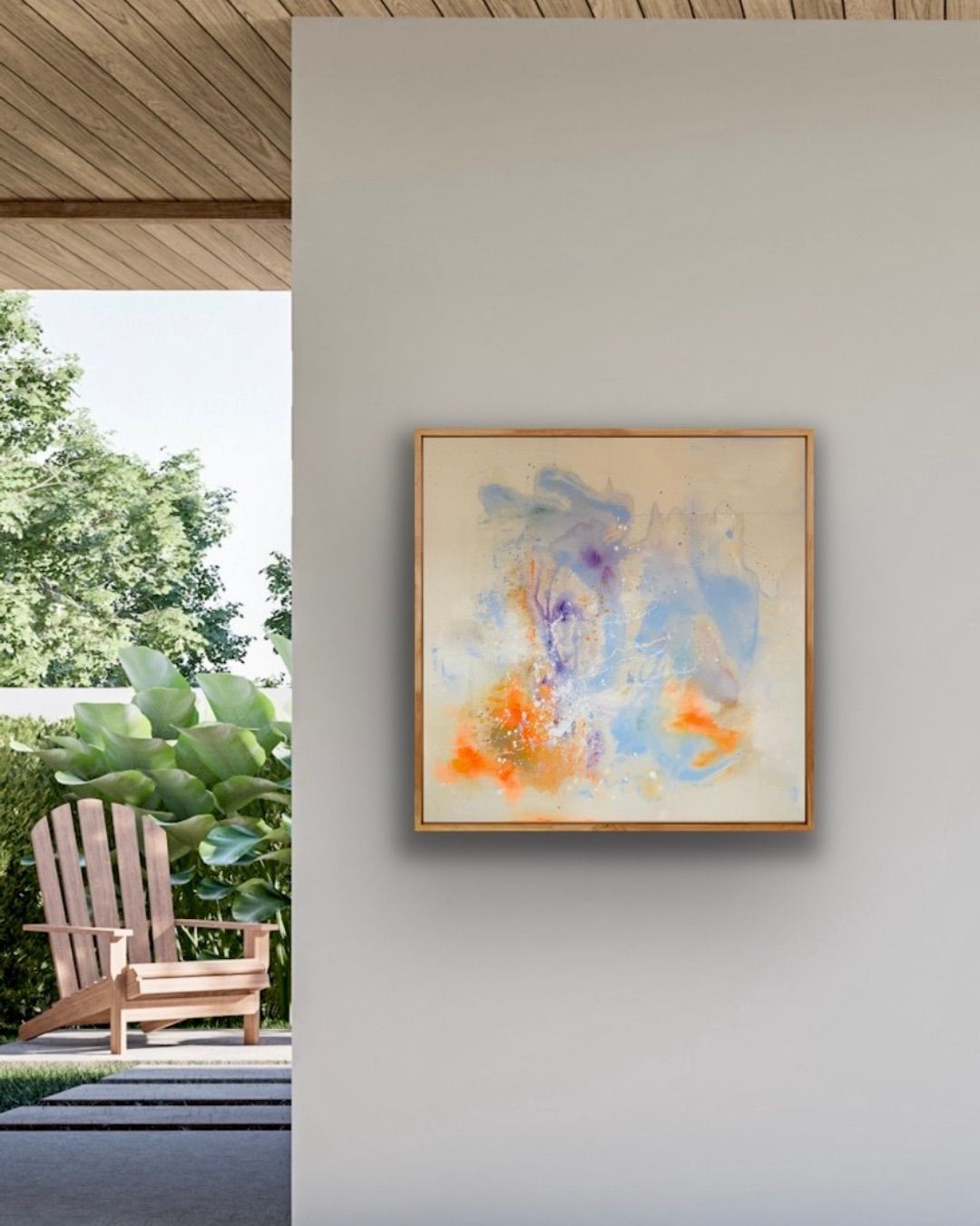 Einrichtungsbeispiel: Das abstrakte Gemälde 'Dancing Spark' hängt in einem quadratischen Holzrahmen an einer hellgrauen Wand. Im Hintergrund ist durch einen offenen Durchgang ein Garten mit grünen Pflanzen und einem Holzstuhl zu sehen.