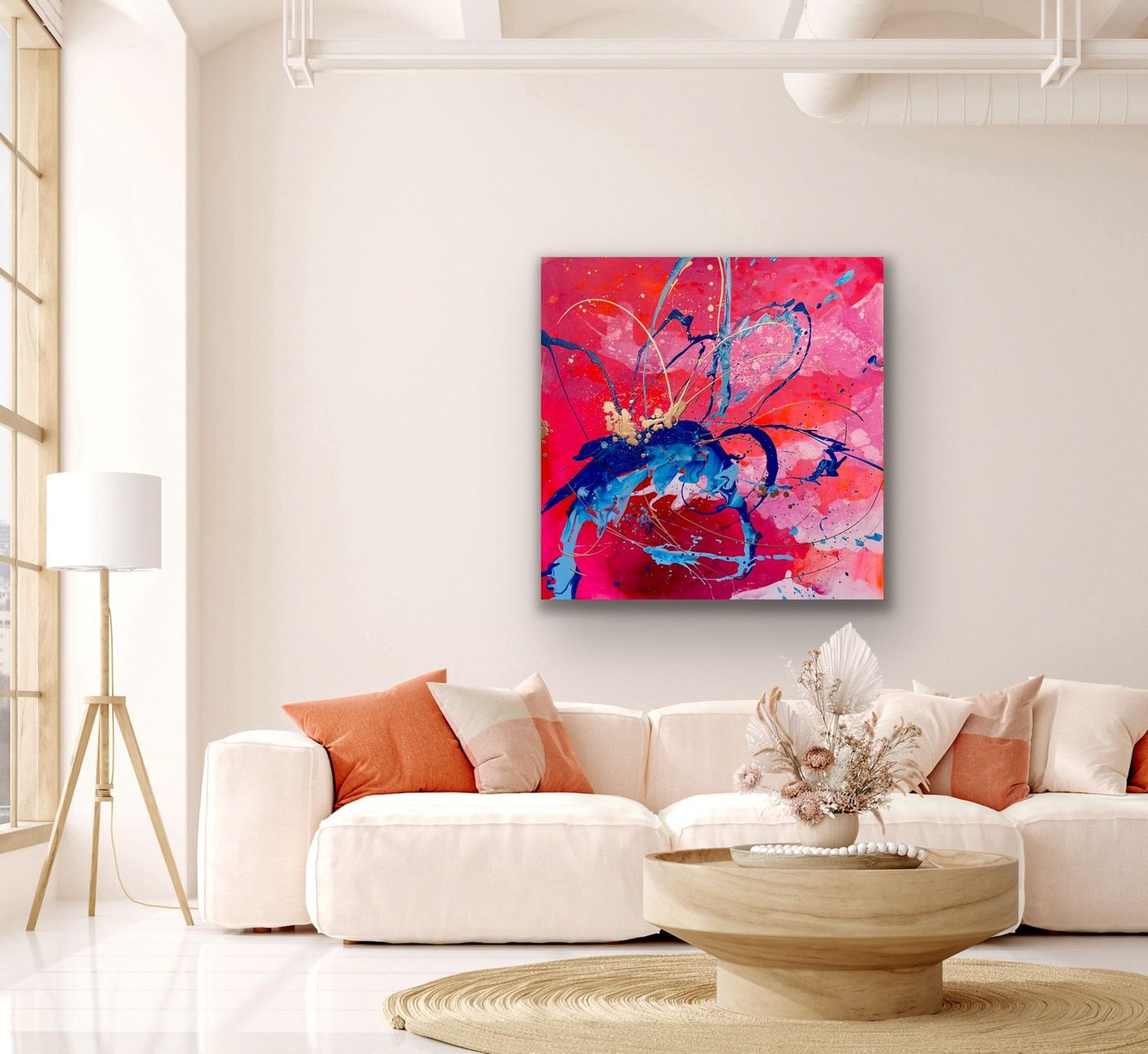 Einrichtungsbeispiel: Das große, abstrakte Gemälde 'It's New' in Blau, Rot und Gold hängt als modernes Statement-Piece in einem Raum.