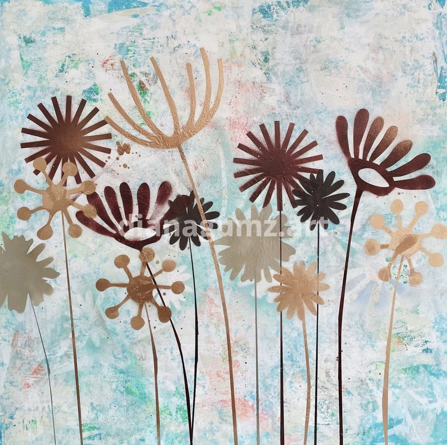 Großes, quadratisches Acrylgemälde von Diana Gumz. Auf einem hellblauen, pastelligen Hintergrund stehen abstrakte Blumenmotive, die an Margeriten erinnern, in warmen Tönen wie Bronze, Braun und Gold.