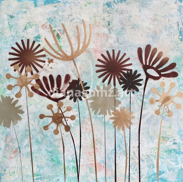 Großes, quadratisches Acrylgemälde von Diana Gumz. Auf einem hellblauen, pastelligen Hintergrund stehen abstrakte Blumenmotive, die an Margeriten erinnern, in warmen Tönen wie Bronze, Braun und Gold.