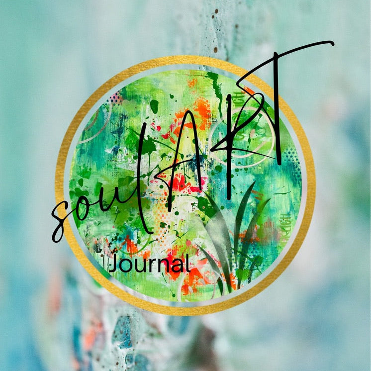 Grafik für den Kreativ-Workshop in Kiel 'soul ART Journal'. In einem goldenen Kreis leuchtet abstrakte Kunst in Grün und Orange, darüber steht in geschwungener Schrift 'soul ART' und 'Journal'. Der Hintergrund ist in beruhigenden Türkistönen gehalten.