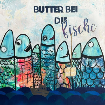 Quadratische maritime Kunst-Postkarte der Künstlerin Diana Gumz. Das humorvolle Bild zeigt einen Schwarm bunter, lustiger Fische, die ein Stück Butter an einem Seil anstarren. Im Vordergrund sind blaue Wellen und ein Kutter, oben steht: Butter bei die Fische.