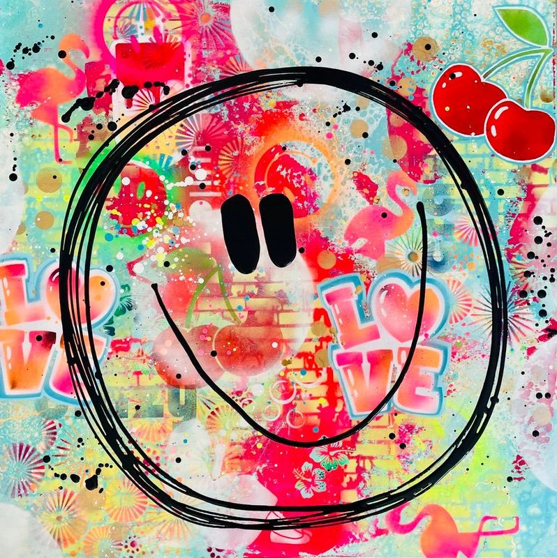Quadratische Kunst-Postkarte der Künstlerin Diana Gumz. Zu sehen ist ein knallbuntes, detailreiches Pop-Art-Gemälde mit einem großen schwarzen Smiley. Im Hintergrund sind rote Kirschen, pinke Flamingos und der Schriftzug LOVE zu sehen.