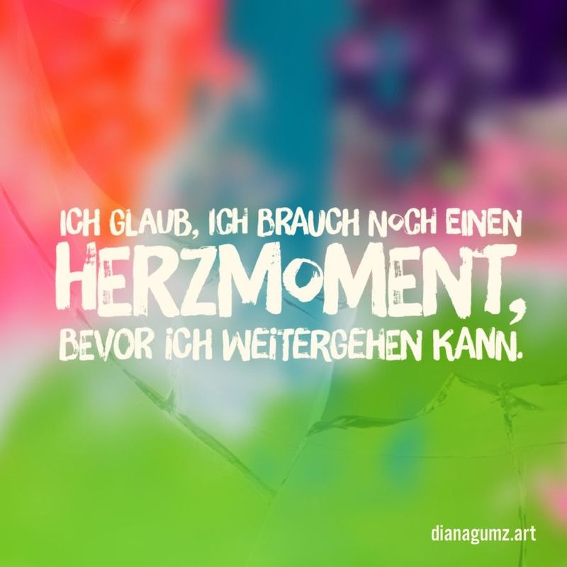 Quadratische Kunst-Postkarte der Künstlerin Diana Gumz. Auf einem bunten abstrakten Hintergrund steht der Spruch: Ich glaub, ich brauch noch einen Herzmoment, bevor ich weitergehen kann.