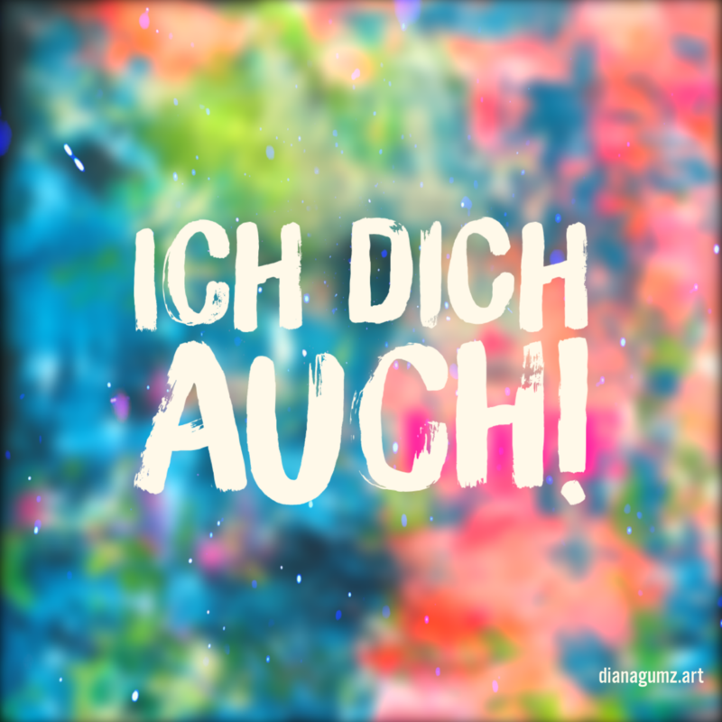 Quadratische Kunst-Postkarte von Diana Gumz. Auf einem intensiven, bunten Hintergrund in Blau, Grün und Rot steht in heller Schrift die Liebeserklärung: Ich dich auch!