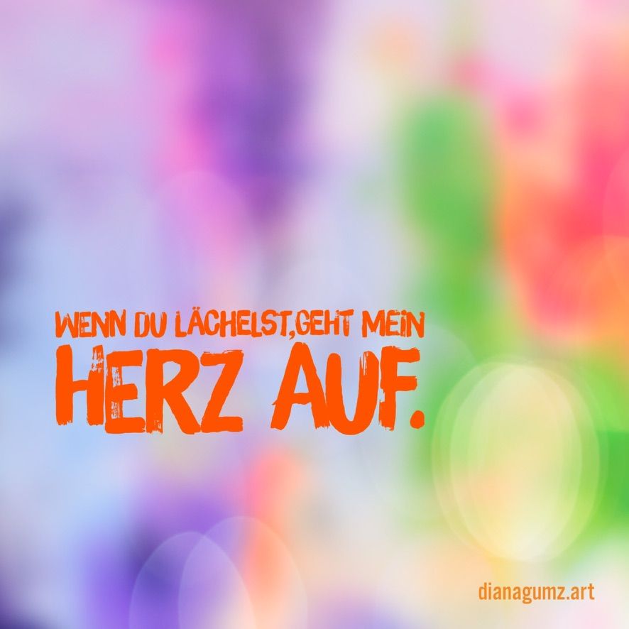 Quadratische Kunst-Postkarte mit einem weichen, bunten Hintergrund. In der Mitte steht der orangene Spruch: Wenn du lächelst, geht mein Herz auf.