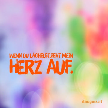 Quadratische Kunst-Postkarte mit einem weichen, bunten Hintergrund. In der Mitte steht der orangene Spruch: Wenn du lächelst, geht mein Herz auf.