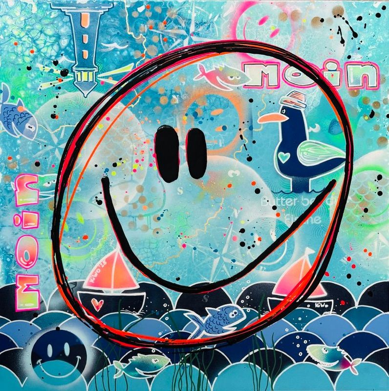 Quadratische maritime Kunst-Postkarte von Diana Gumz. Auf einem hellblauen Hintergrund mit Meereswellen ist ein großer schwarzer Smiley gezeichnet. Dazu sieht man maritime Details wie einen Leuchtturm, Boote, Fische, eine Möwe und den Schriftzug Moin.