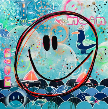 Quadratische maritime Kunst-Postkarte von Diana Gumz. Auf einem hellblauen Hintergrund mit Meereswellen ist ein großer schwarzer Smiley gezeichnet. Dazu sieht man maritime Details wie einen Leuchtturm, Boote, Fische, eine Möwe und den Schriftzug Moin.