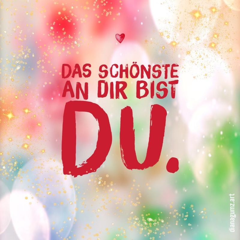 Quadratische Kunst-Postkarte der Künstlerin Diana Gumz. Auf einem funkelnden, hellen Hintergrund steht in roter Schrift: Das Schönste an dir bist du.