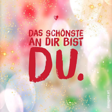 Quadratische Kunst-Postkarte der Künstlerin Diana Gumz. Auf einem funkelnden, hellen Hintergrund steht in roter Schrift: Das Schönste an dir bist du.