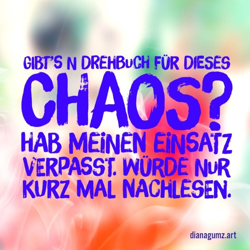 Quadratische Kunst-Postkarte von Diana Gumz mit farbigem Hintergrund und dem lustigen blauen Spruch: Gibt's n Drehbuch für dieses Chaos? Hab meinen Einsatz verpasst. Würde nur kurz mal nachlesen.