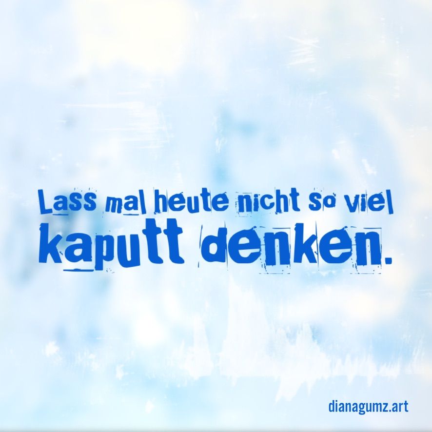 Quadratische Kunst-Postkarte der Künstlerin Diana Gumz. Auf einem sanften hellblauen Hintergrund steht der Spruch: Lass mal heute nicht so viel kaputt denken.