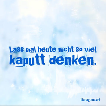 Quadratische Kunst-Postkarte der Künstlerin Diana Gumz. Auf einem sanften hellblauen Hintergrund steht der Spruch: Lass mal heute nicht so viel kaputt denken.