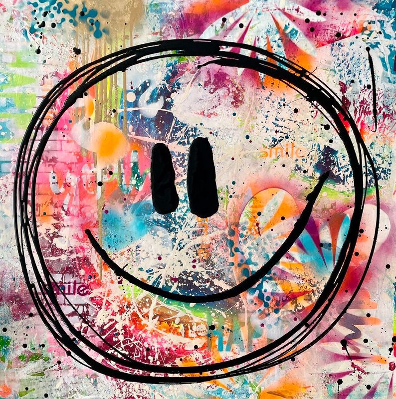 Quadratische Kunst-Postkarte der Künstlerin Diana Gumz. Zu sehen ist ein ausdrucksstarkes, buntes abstraktes Gemälde mit Farbspritzern und einem großen, schwarz gezeichneten Smiley-Gesicht.