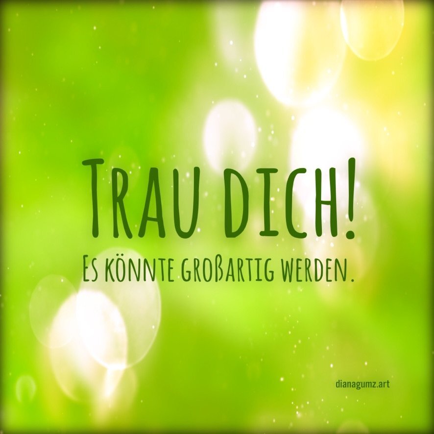 Quadratische Kunst-Postkarte von Diana Gumz. Auf einem hellgrünen, leuchtenden Hintergrund steht der Spruch: Trau dich! Es könnte großartig werden.