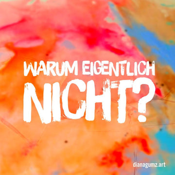 Quadratische Kunst-Postkarte der Künstlerin Diana Gumz. Auf einem abstrakten Hintergrund in leuchtendem Orange und Rot steht der weiße Spruch: Warum eigentlich nicht?