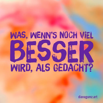Quadratische Kunst-Postkarte der Künstlerin Diana Gumz. Auf einem abstrakten, bunten Hintergrund steht der lilafarbene Spruch: Was, wenn's noch viel besser wird, als gedacht?