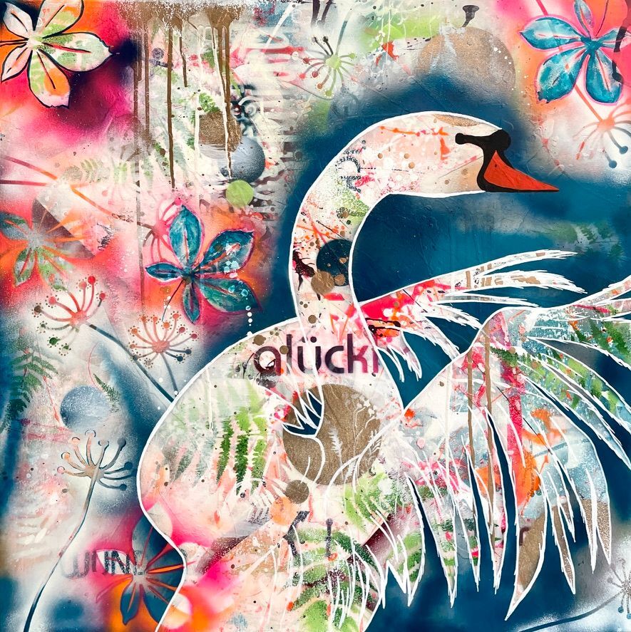 Detailreiches Mixed-Media Gemälde von Diana Gumz. Eine Schwanen-Silhouette mit ausgebreiteten Flügeln vor einem abstrakten Hintergrund in tiefem Blau und knalligem Pink. Das Bild ist verziert mit floralen Schablonen, goldenen Farbtropfen und dem gesprayten Wort 'glück' in der Brust des Schwans.