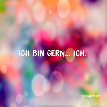 Quadratische Postkarte mit einem lebendigen, abstrakten Hintergrund aus Farbspritzern in Pink, Türkis, Blau und Grün sowie feinen goldenen Linien. In der Mitte steht der handgeschriebene Text: 'Ich bin gern ich'