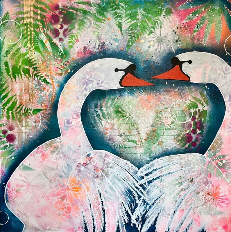 Quadratisches, romantisches Acrylgemälde von Diana Gumz. Zwei weiße Schwäne mit zartrosa und floralen Mustern blicken sich an, ihre Hälse formen ein Herz. Im Hintergrund sind tiefblaue Flächen, grüne Farne und pinke Farbkleckse zu sehen.