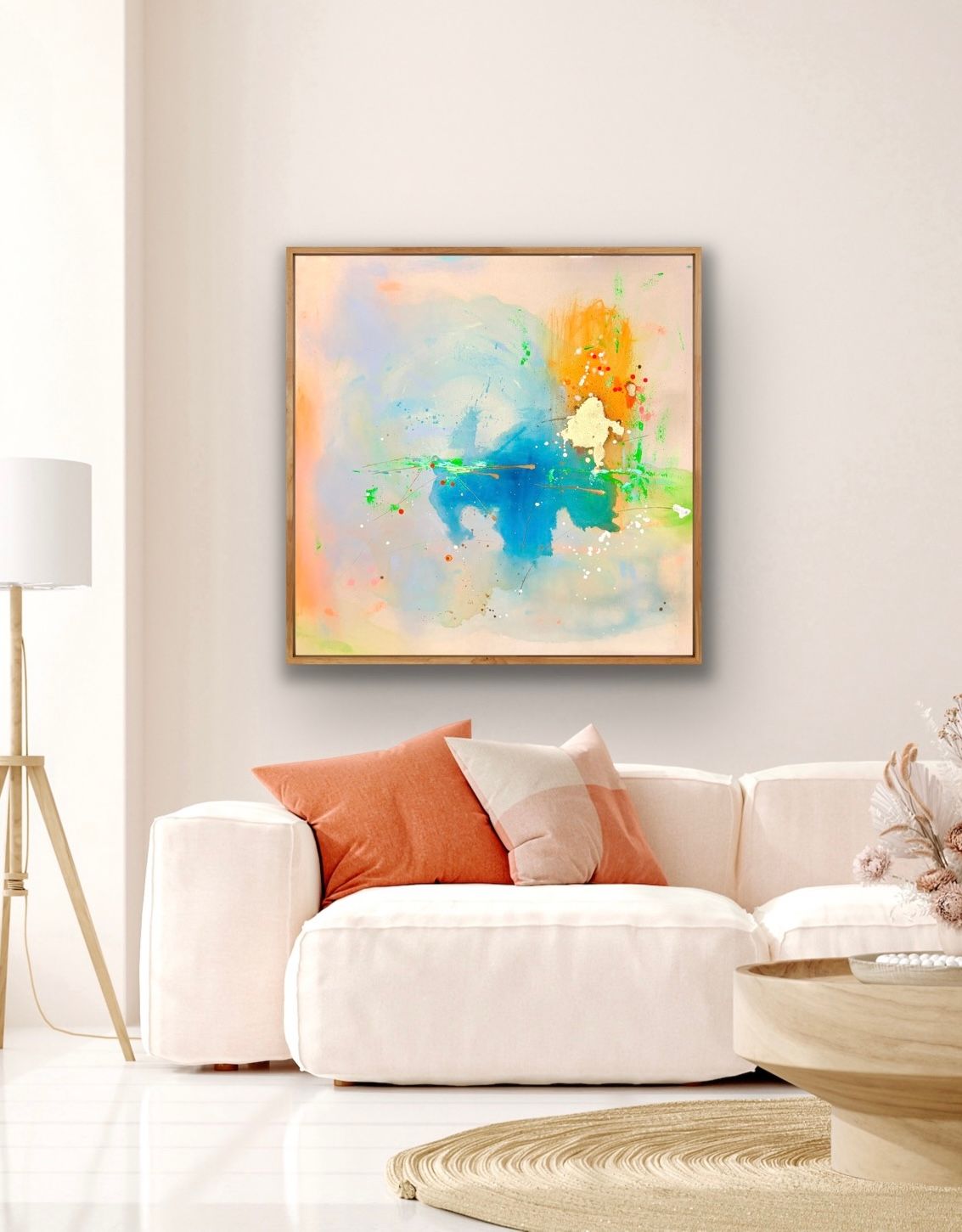 Einrichtungsbeispiel: Das großformatige abstrakte Gemälde 'WITHIN' (100x100 cm) von Diana Gumz hängt in einem hellen Wohnzimmer über einem weißen Sofa. Die orangefarbenen Kissen passen perfekt zu den warmen Farben des Kunstwerks.