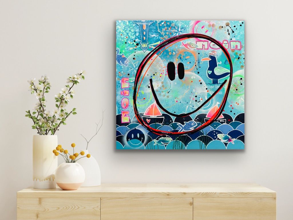 Mockup einer Wohnzimmer-Einrichtung mit dem maritimen Wandbild 'Küsten Smile'. Das farbenfrohe Gemälde von Diana Gumz hängt über einem hölzernen Sideboard mit weißen Vase.