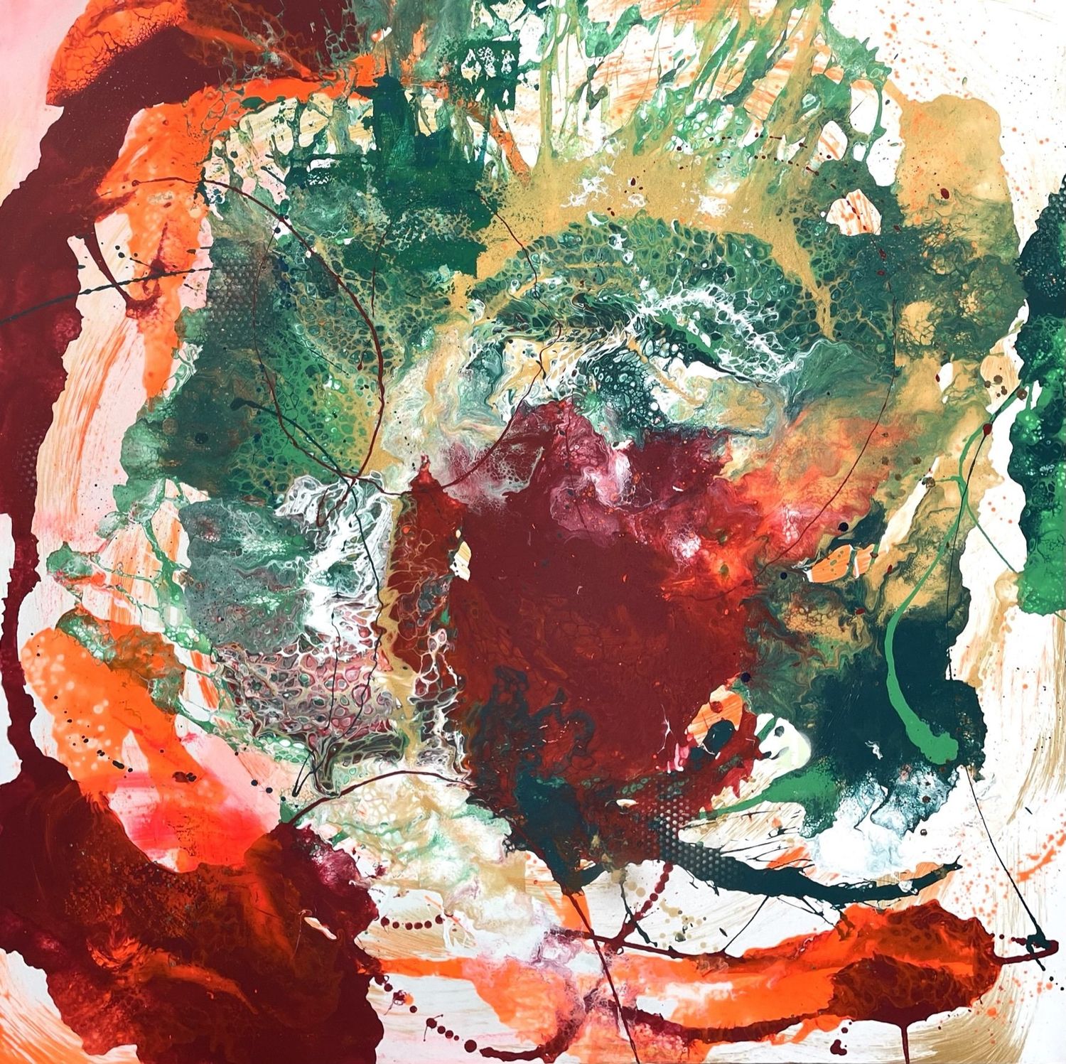 Großes, quadratisches Acrylgemälde von Diana Gumz. Eine dynamische, strudelartige Komposition in tiefem Burgunderrot, leuchtendem Orange und Smaragdgrün mit faszinierenden Fluid-Art-Zellen und Farbspritzern.