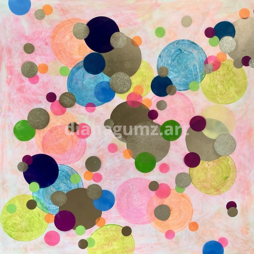 Großes, quadratisches Acrylgemälde von Diana Gumz. Auf einem zartrosa Hintergrund überlagern sich unzählige bunte Kreise in verschiedenen Größen. Zu sehen sind Farben wie Neonpink, Limonengrün, Ozeanblau, Violett und schimmerndes Gold/Bronze.